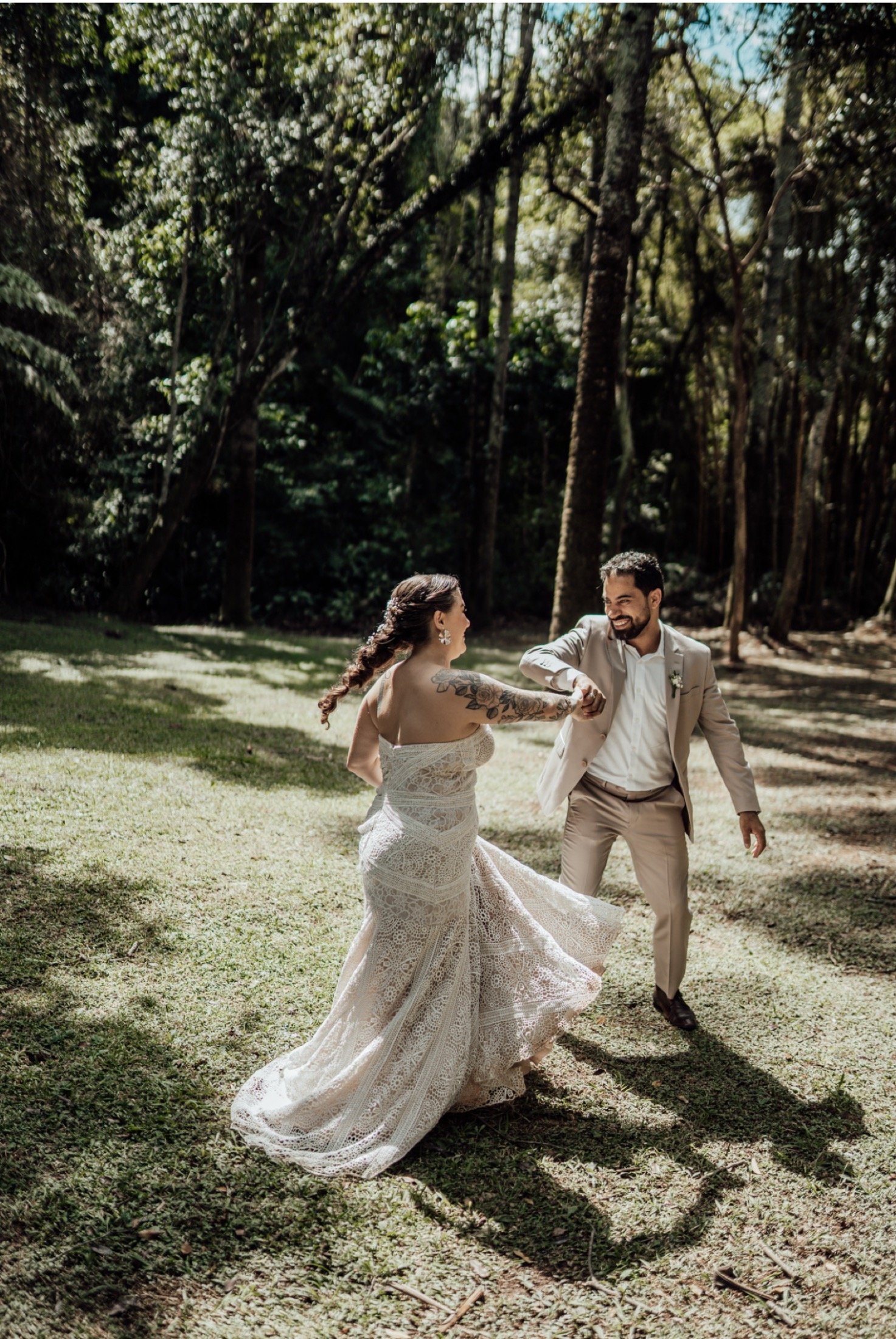 Casal dançando no bosque da Fazenda Moinho