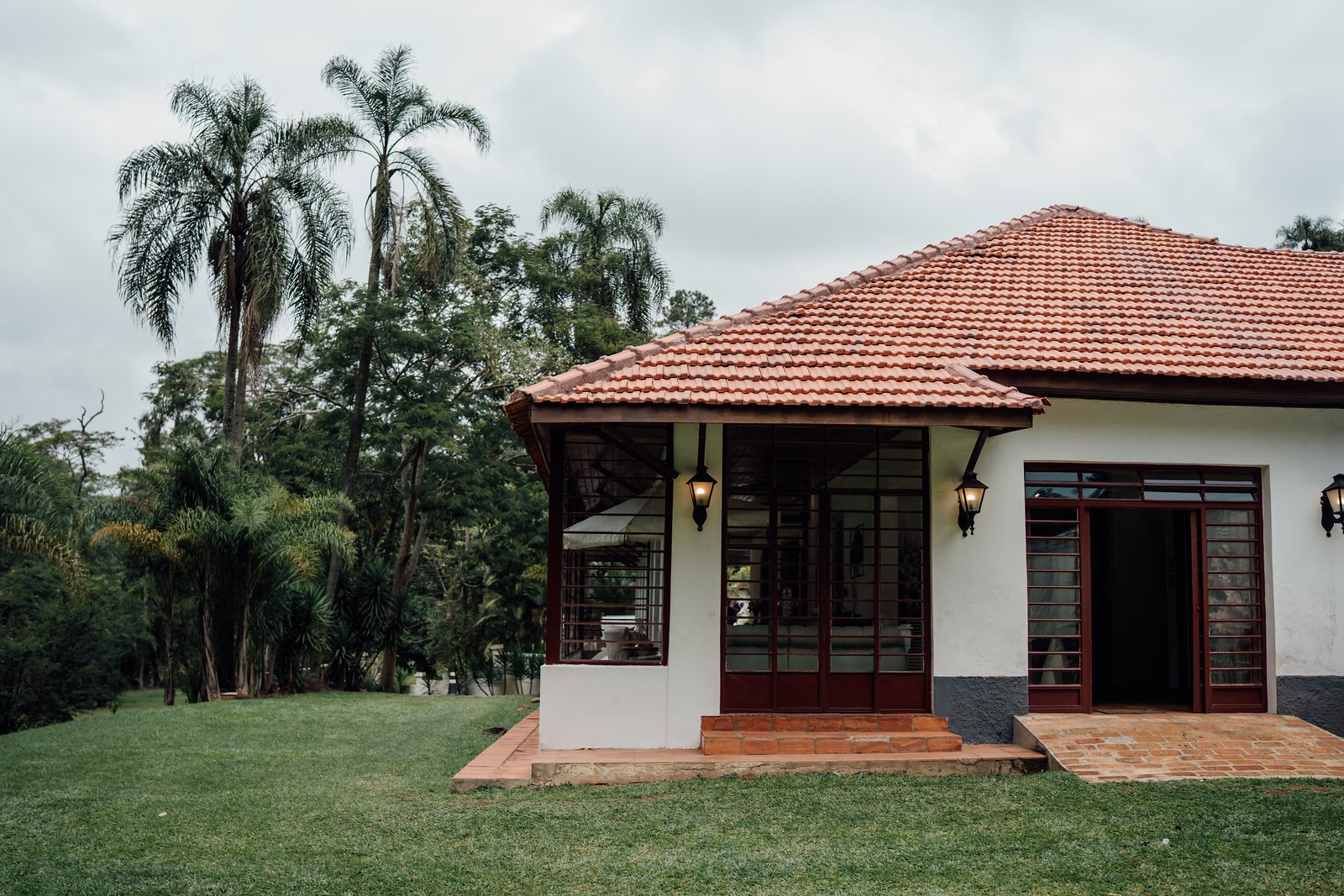 Casarão colonial cercado por jardim