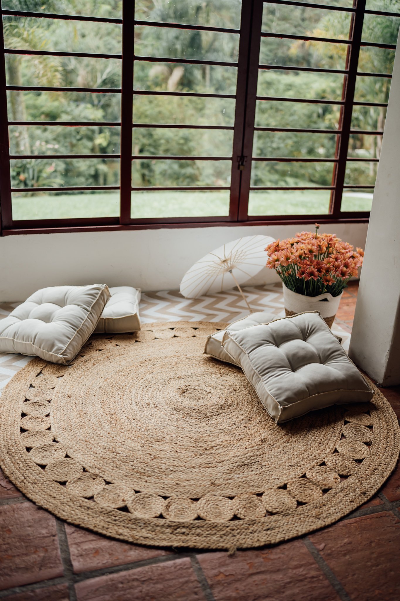 Lounge interno do casarão com vista para a natureza