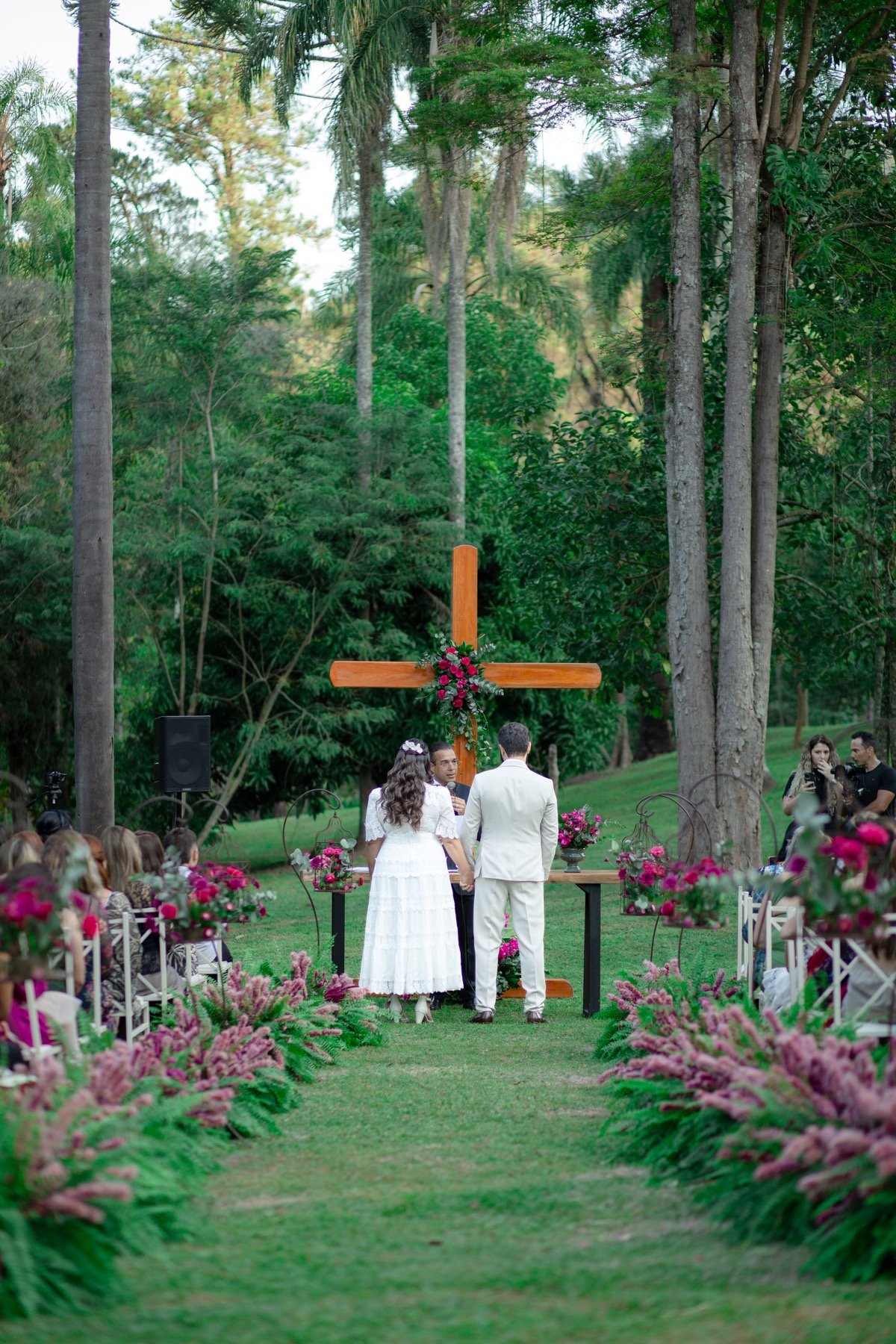 Cerimônia ao ar livre com cruz de madeira