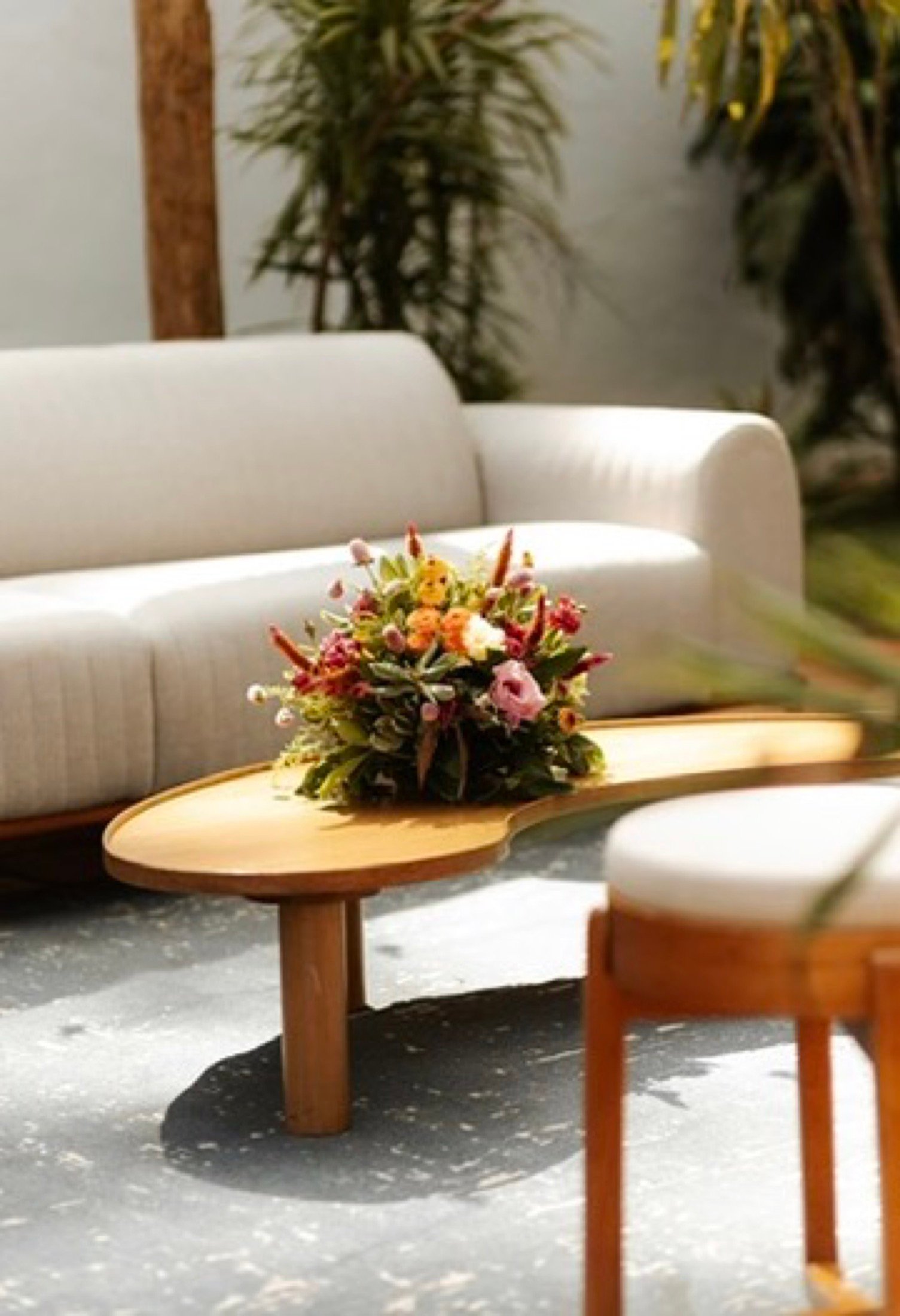 Lounge com arranjo floral na área externa