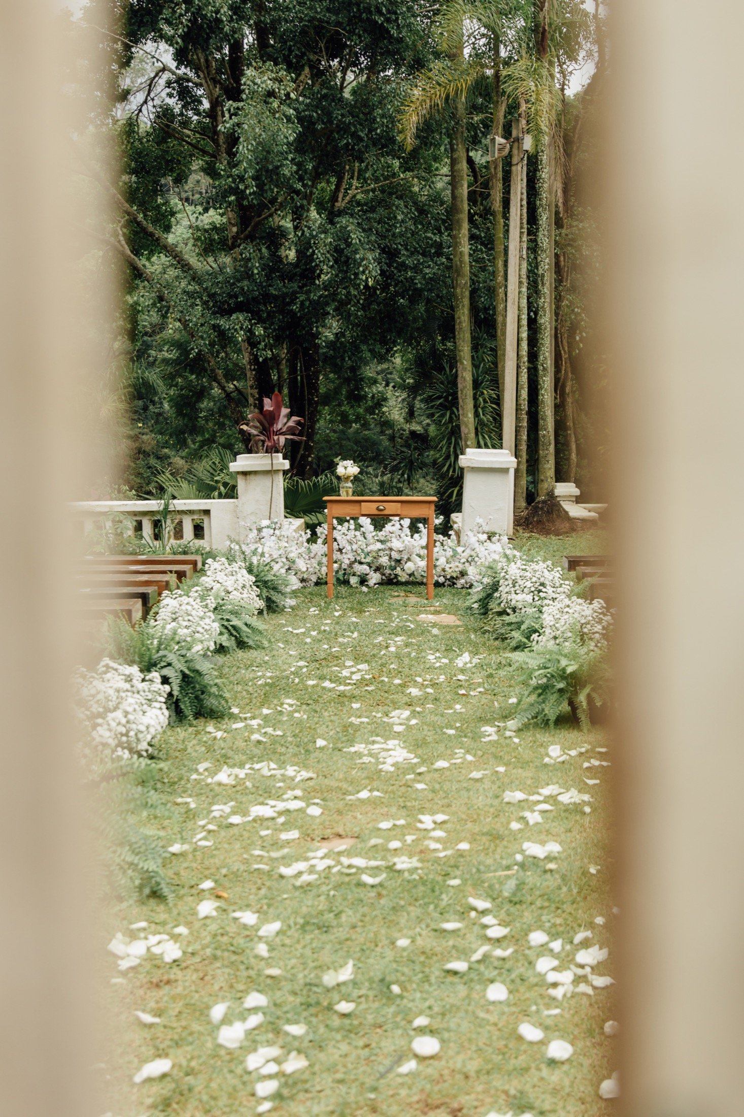 Mesa do bolo com flores em meio à natureza