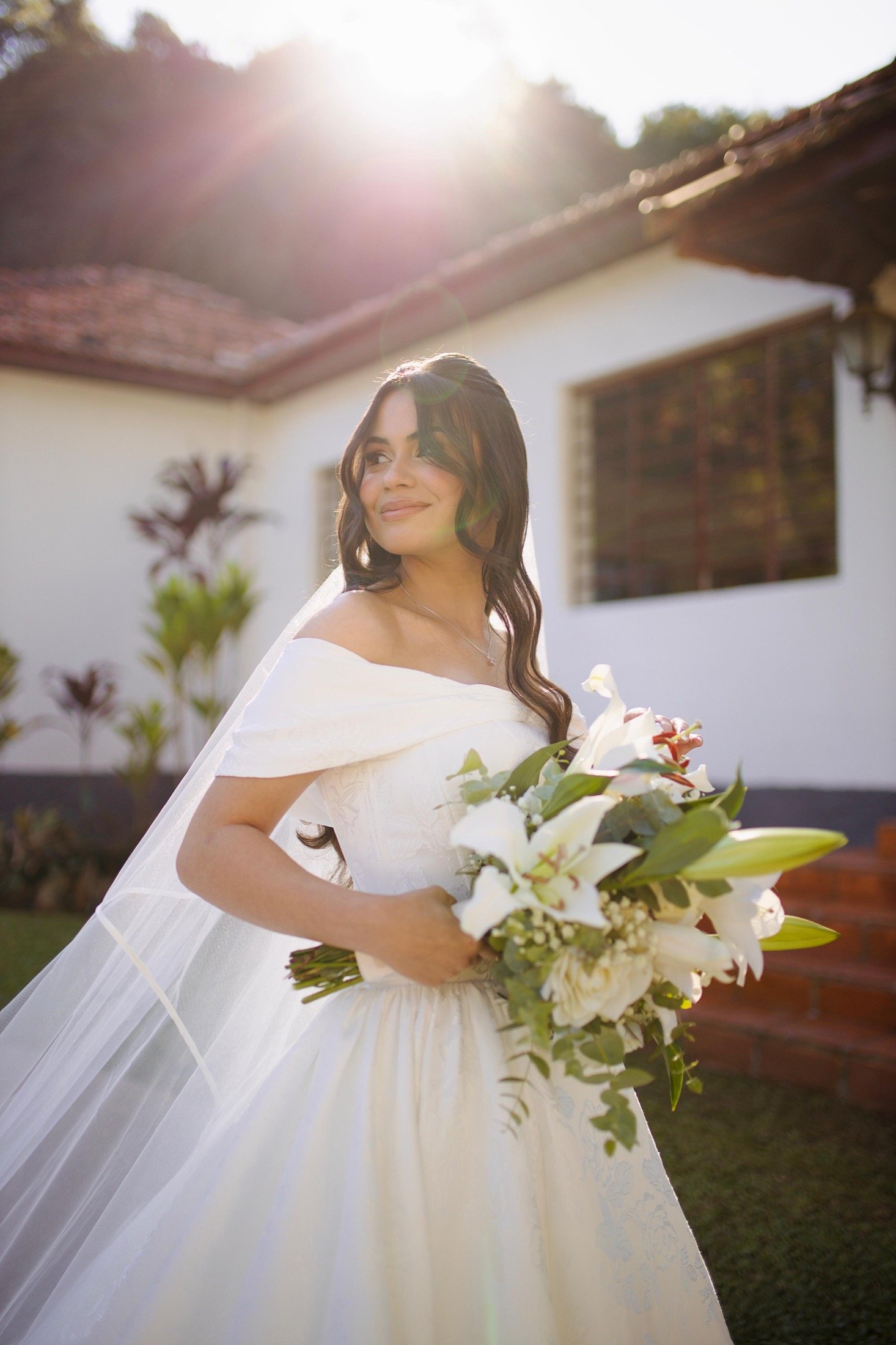 Noiva em frente ao casarão com luz natural